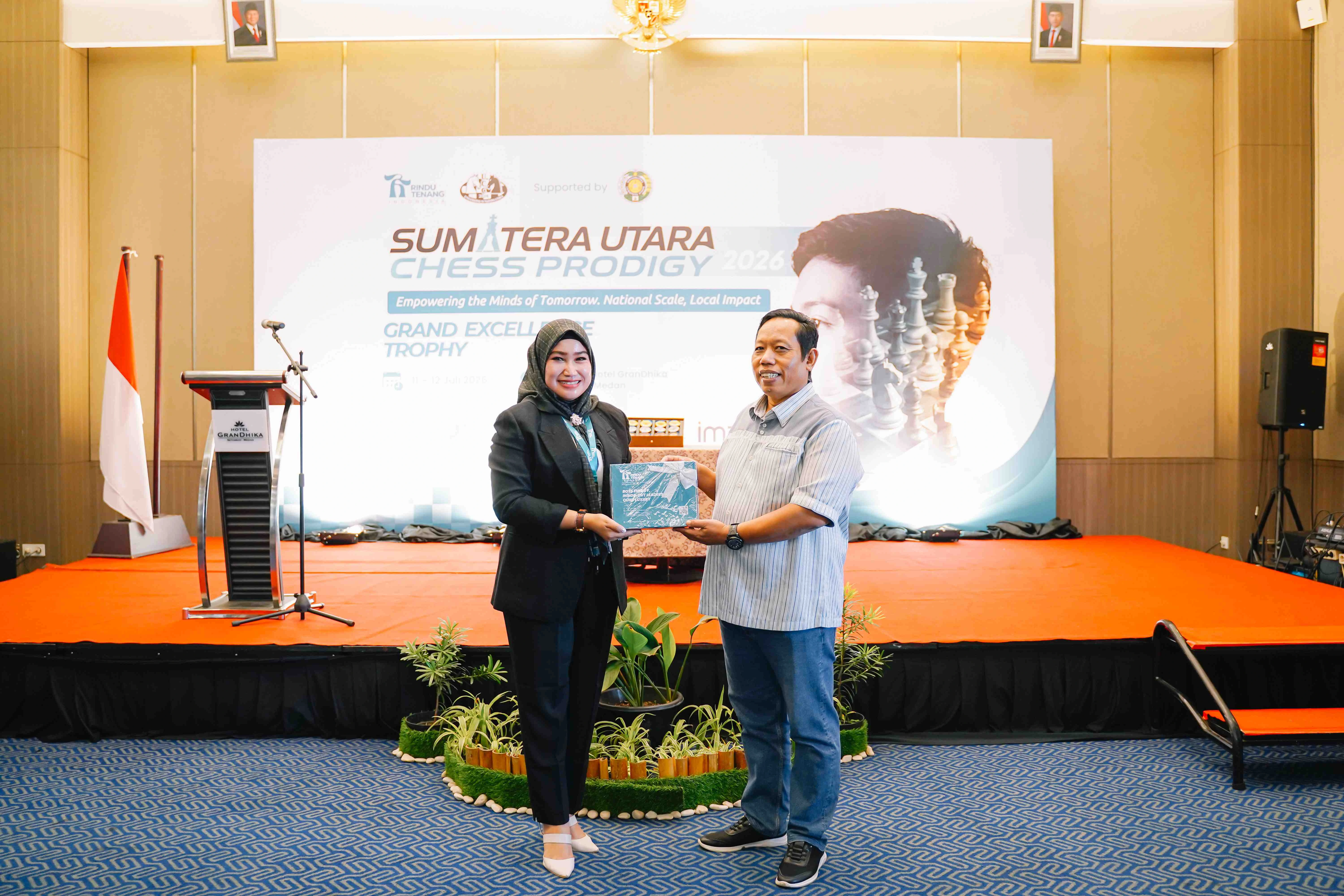 Penyerahan Souvenir kepada Bapak H. Jafaruddin Harahap, S. Pd, M. Si. - SUCP 2026